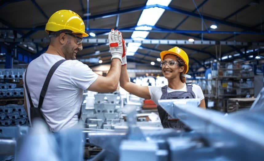 muncitori fabrica batand palma