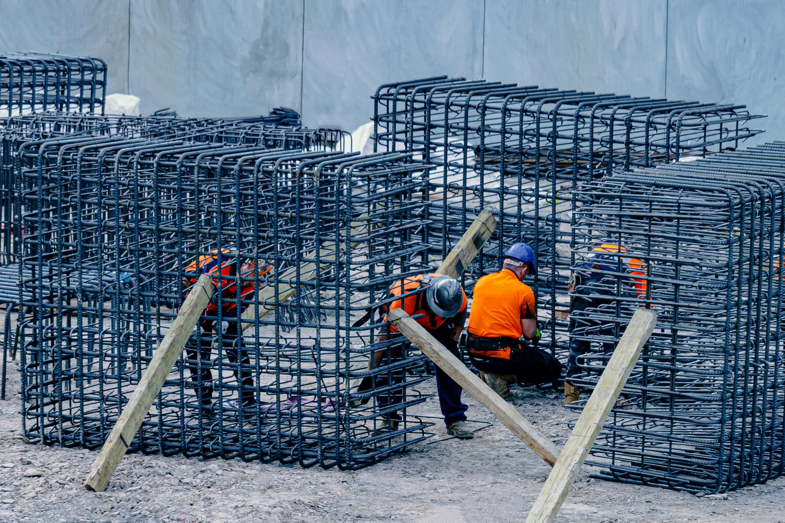 muncitori carand scanduri la locul de munca